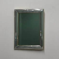 Miroir « Disco » DeKnudt des années 1980, avec cadre biseauté à plusieurs niveaux et bordure dorée.