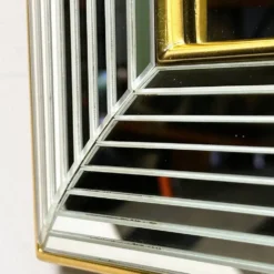 Miroir « Disco » DeKnudt des années 1980, avec cadre biseauté à plusieurs niveaux et bordure dorée.