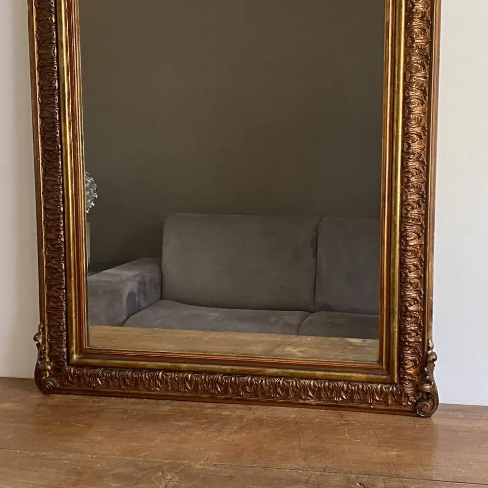 Miroir doré fin 19ème avec fronton décoré. 150x82.