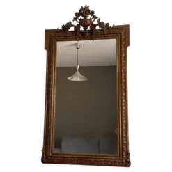 Miroir doré fin 19ème avec fronton décoré. 150x82.
