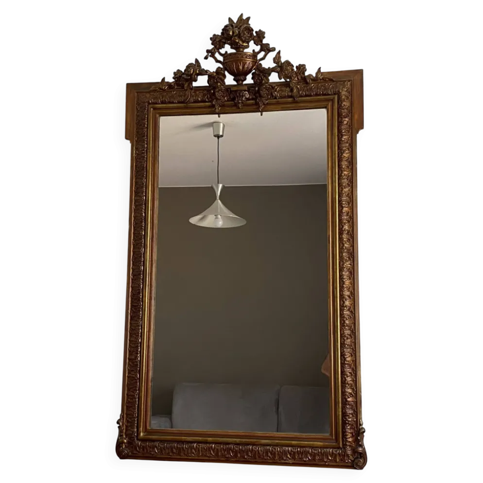 Miroir doré fin 19ème avec fronton décoré. 150x82.
