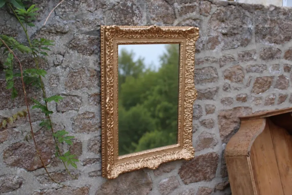 Miroir doré vintage en bois et stuc, décor rocaille – 72 × 54 cm