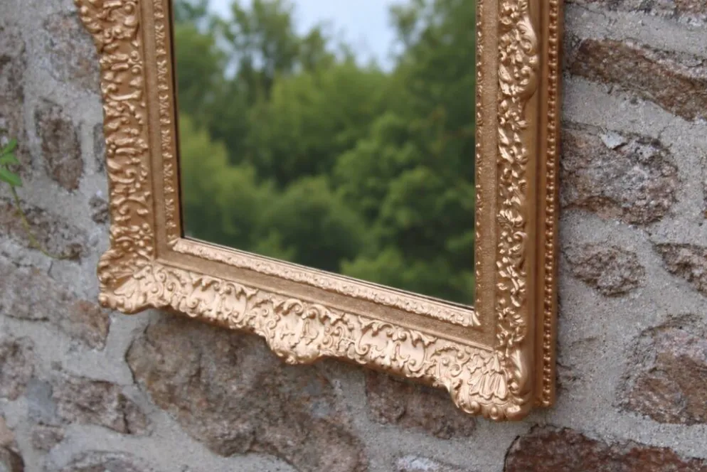 Miroir doré vintage en bois et stuc, décor rocaille – 72 × 54 cm