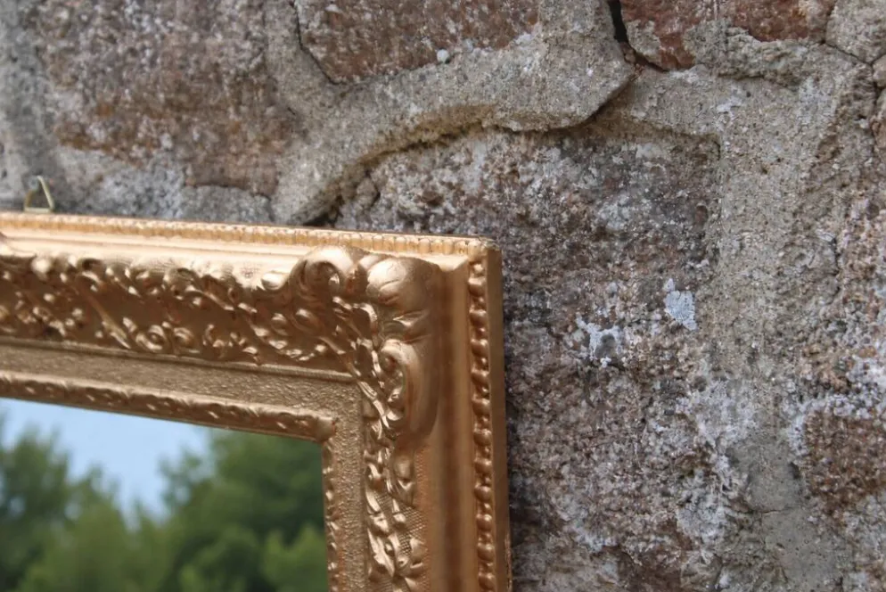 Miroir doré vintage en bois et stuc, décor rocaille – 72 × 54 cm