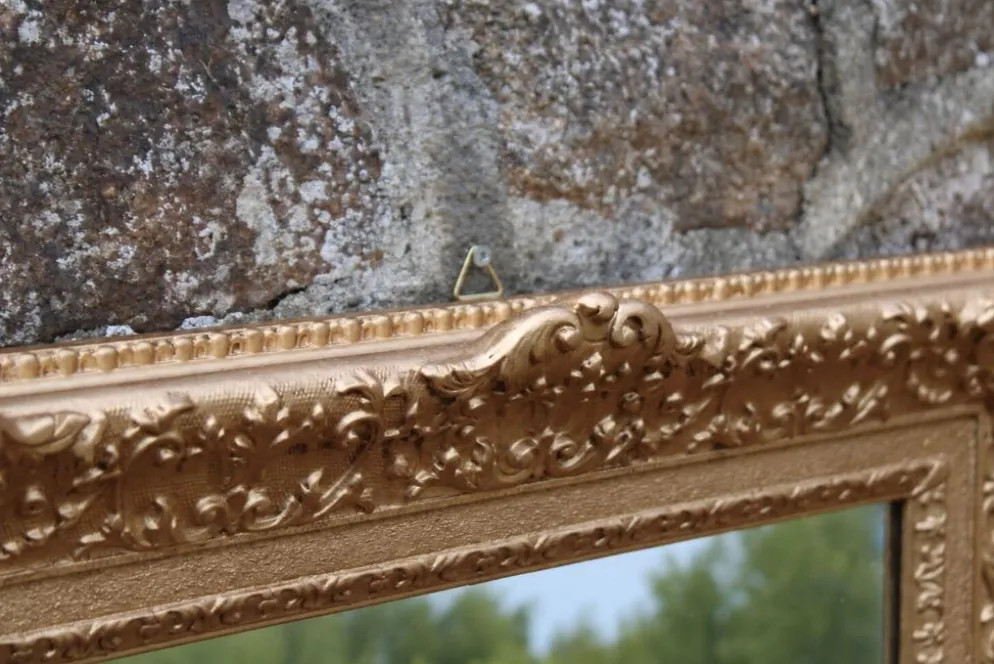 Miroir doré vintage en bois et stuc, décor rocaille – 72 × 54 cm