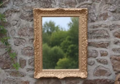 Miroir doré vintage en bois et stuc, décor rocaille – 72 × 54 cm