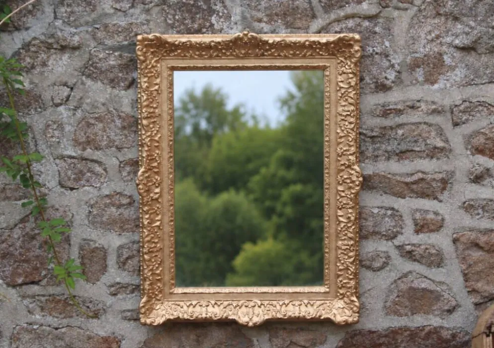 Miroir doré vintage en bois et stuc, décor rocaille – 72 × 54 cm
