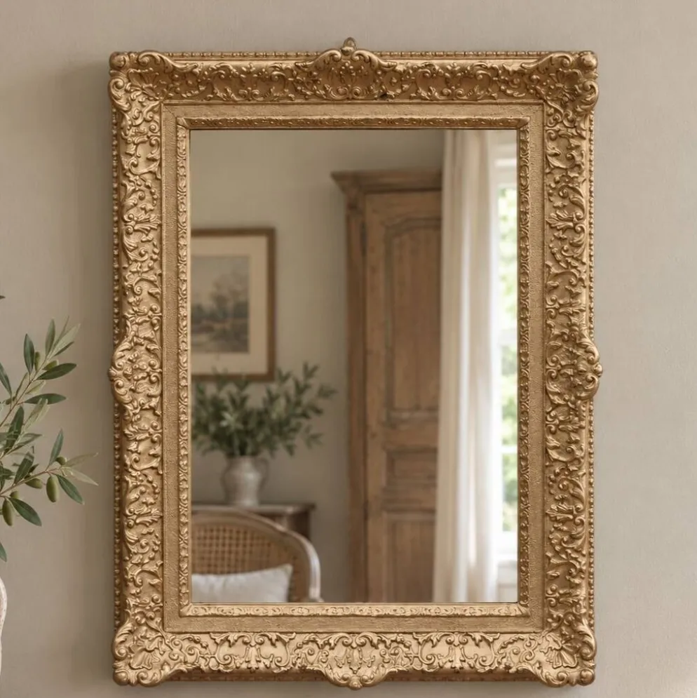 Miroir doré vintage en bois et stuc, décor rocaille – 72 × 54 cm