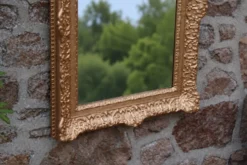 Miroir doré vintage en bois et stuc, décor rocaille – 72 × 54 cm