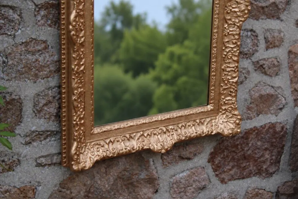 Miroir doré vintage en bois et stuc, décor rocaille – 72 × 54 cm