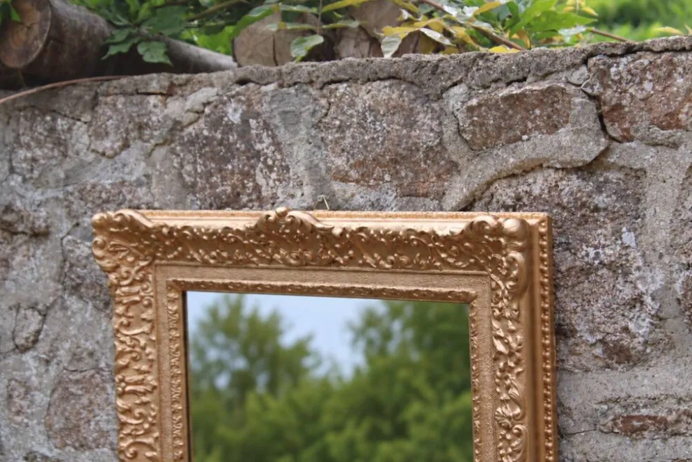Miroir doré vintage en bois et stuc, décor rocaille – 72 × 54 cm