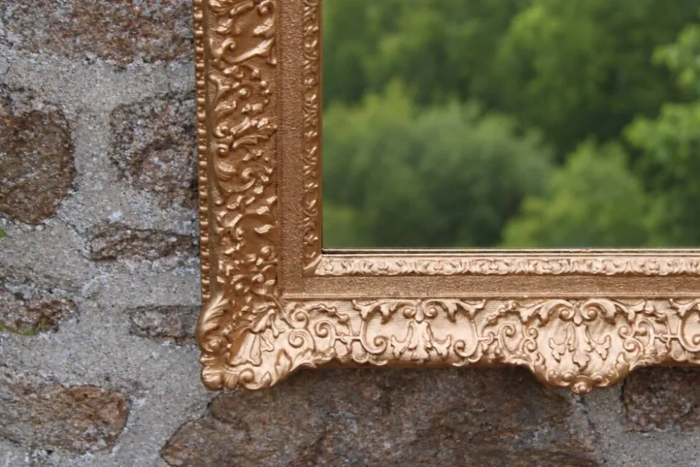 Miroir doré vintage en bois et stuc, décor rocaille – 72 × 54 cm