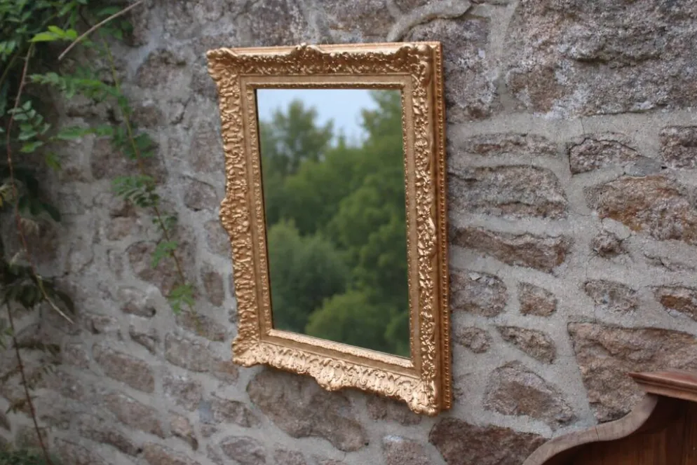 Miroir doré vintage en bois et stuc, décor rocaille – 72 × 54 cm