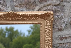 Miroir doré vintage en bois et stuc, décor rocaille – 72 × 54 cm