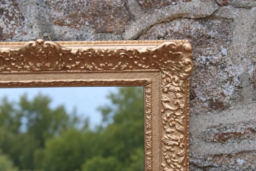 Miroir doré vintage en bois et stuc, décor rocaille – 72 × 54 cm