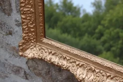 Miroir doré vintage en bois et stuc, décor rocaille – 72 × 54 cm