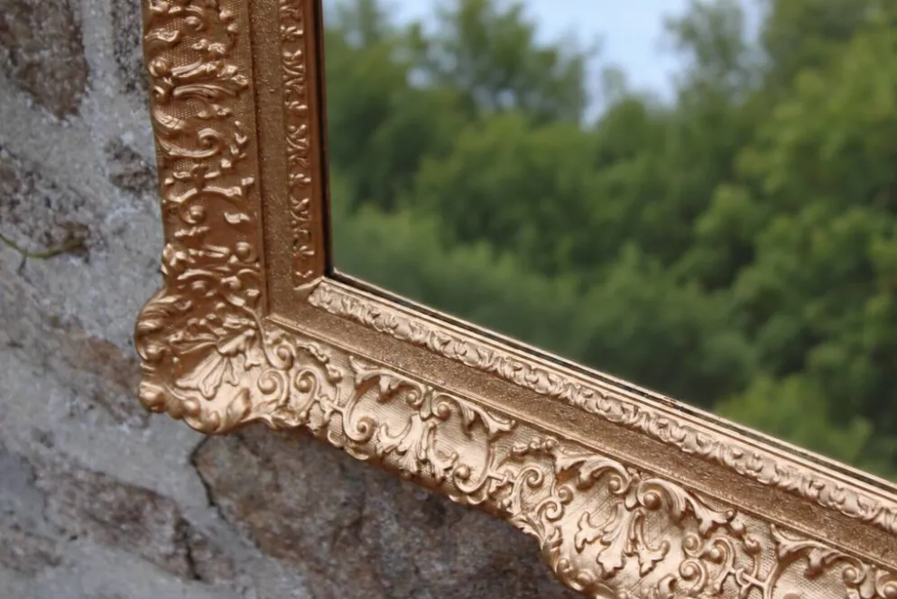 Miroir doré vintage en bois et stuc, décor rocaille – 72 × 54 cm