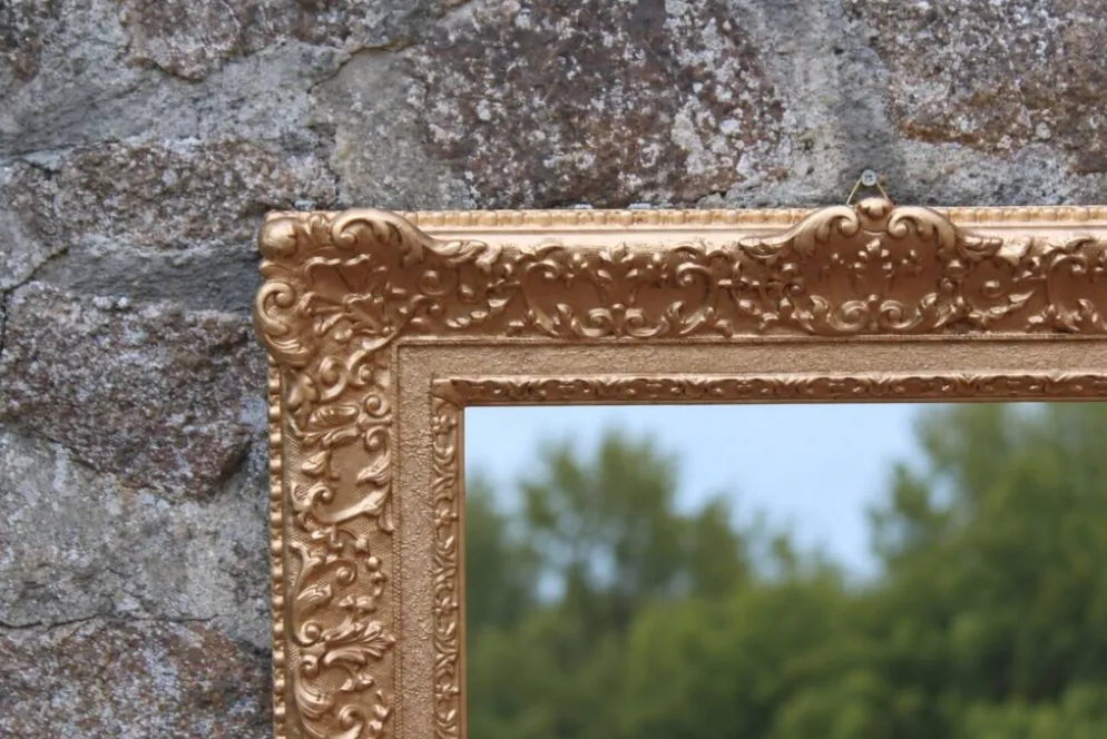 Miroir doré vintage en bois et stuc, décor rocaille – 72 × 54 cm