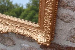 Miroir doré vintage en bois et stuc, décor rocaille – 72 × 54 cm