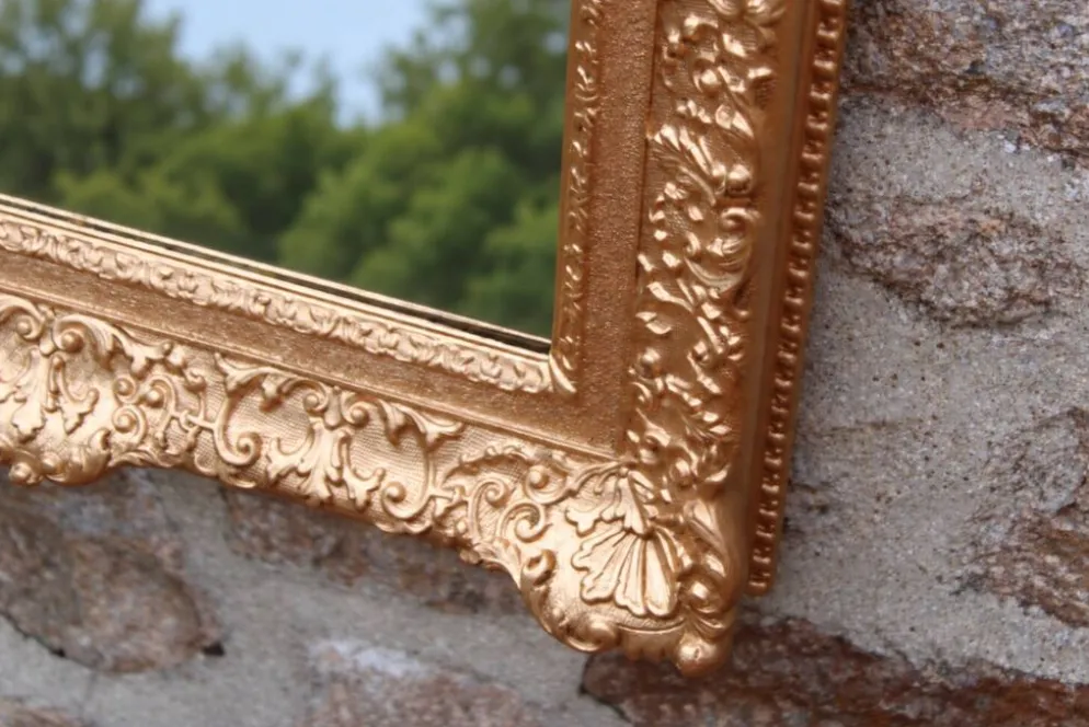 Miroir doré vintage en bois et stuc, décor rocaille – 72 × 54 cm