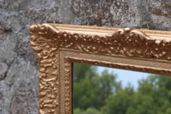Miroir doré vintage en bois et stuc, décor rocaille – 72 × 54 cm