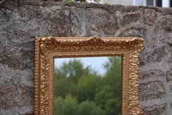 Miroir doré vintage en bois et stuc, décor rocaille – 72 × 54 cm