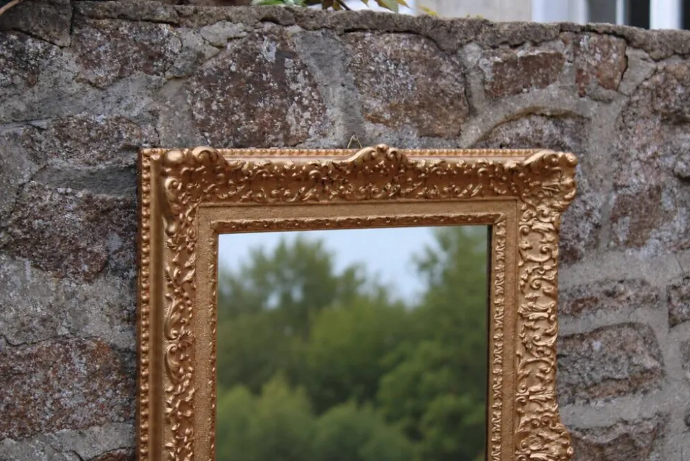 Miroir doré vintage en bois et stuc, décor rocaille – 72 × 54 cm