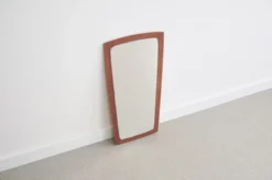 Miroir en bois conique