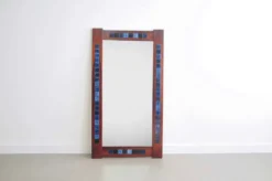 Miroir en bois de rose et céramique bleue