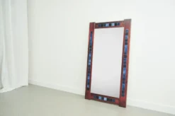Miroir en bois de rose et céramique bleue