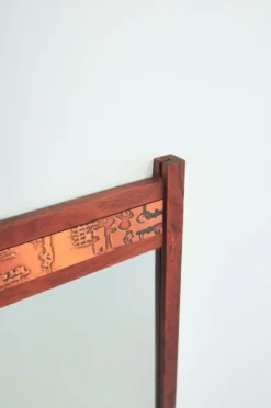 Miroir en bois de teck avec bande en relief en cuivre