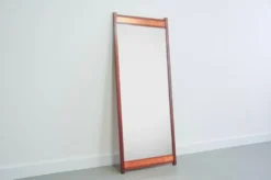 Miroir en bois de teck avec bande en relief en cuivre