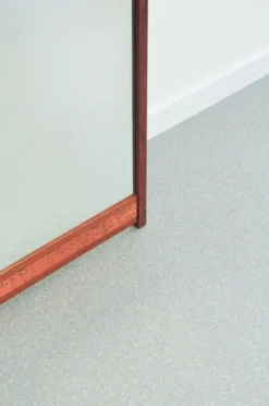 Miroir en bois de teck avec bande en relief en cuivre