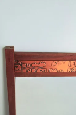 Miroir en bois de teck avec bande en relief en cuivre