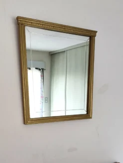 Miroir en bois doré, de forme organique avec une glace biseauté