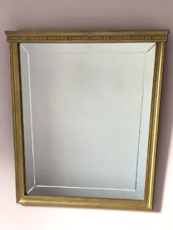 Miroir en bois doré, de forme organique avec une glace biseauté