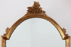 Miroir en bois doré de style Louis XVI du 20e siècle avec un fronton orné, France