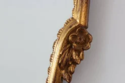 Miroir en bois doré de style Louis XVI du 20e siècle avec un fronton orné, France
