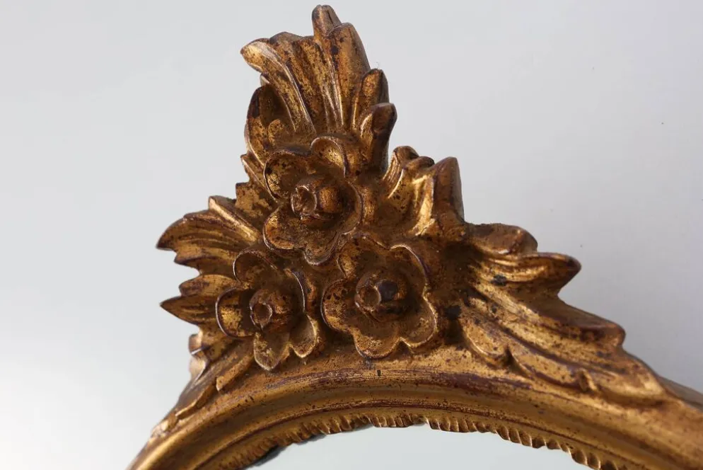 Miroir en bois doré de style Louis XVI du 20e siècle avec un fronton orné, France
