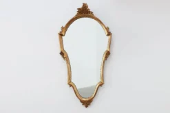Miroir en bois doré de style Louis XVI du 20e siècle avec un fronton orné, France
