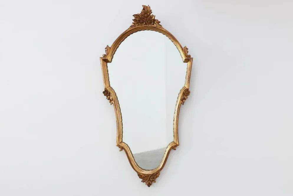 Miroir en bois doré de style Louis XVI du 20e siècle avec un fronton orné, France