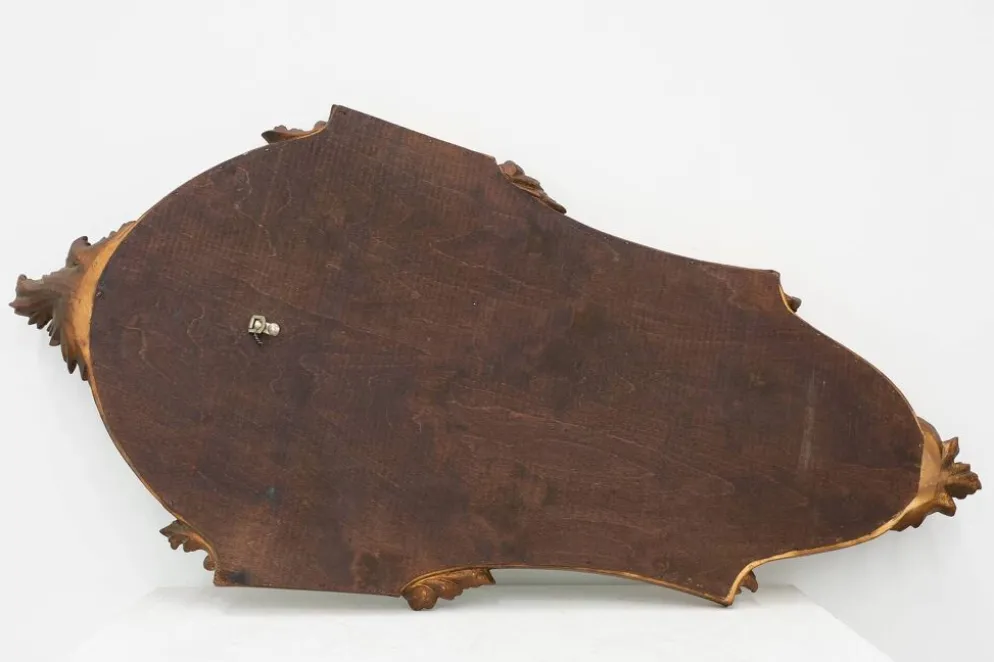 Miroir en bois doré de style Louis XVI du 20e siècle avec un fronton orné, France