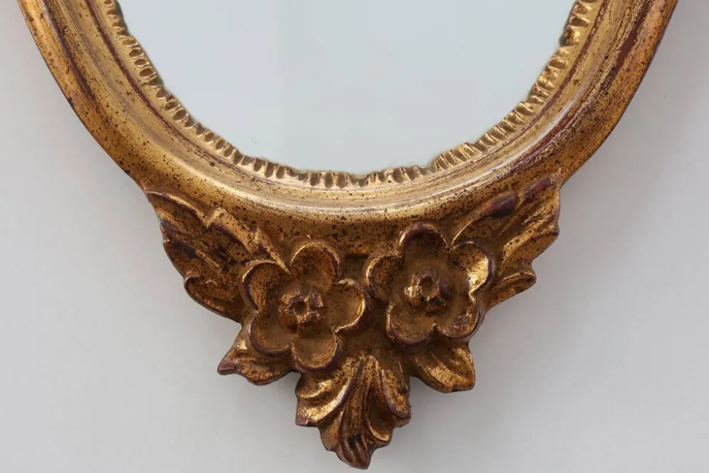 Miroir en bois doré de style Louis XVI du 20e siècle avec un fronton orné, France