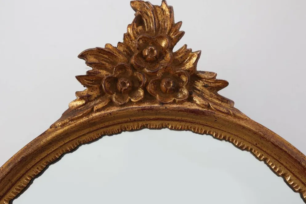 Miroir en bois doré de style Louis XVI du 20e siècle avec un fronton orné, France