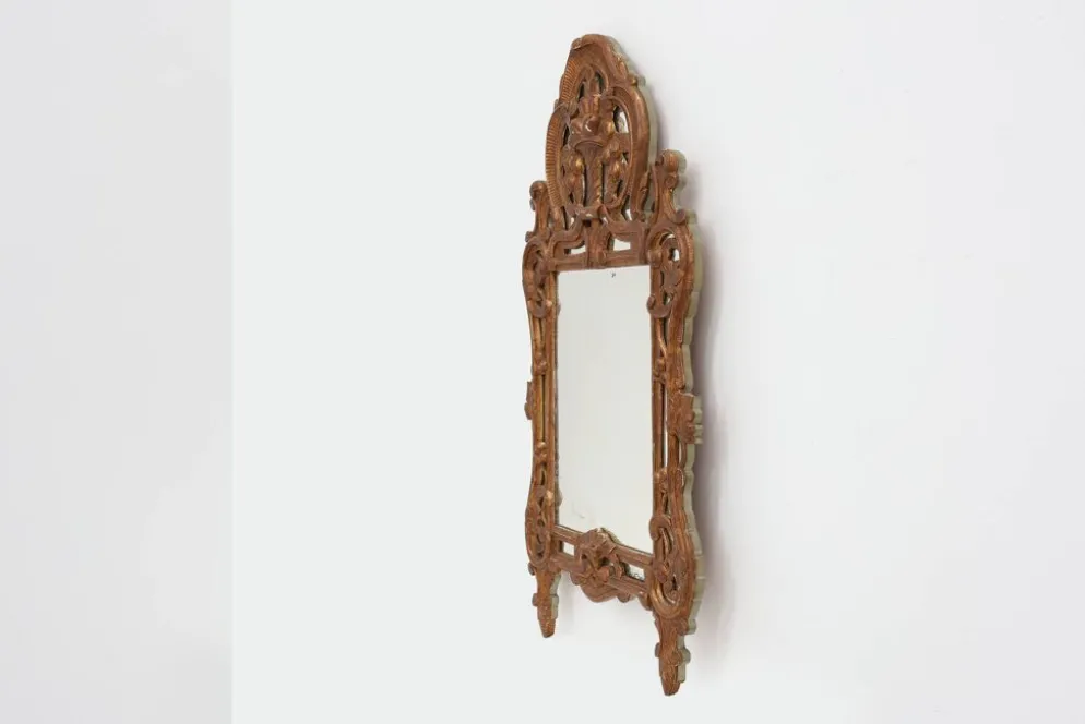 Miroir en bois doré sculpté de style Louis XV avec un fronton floral, France, 18ème siècle.