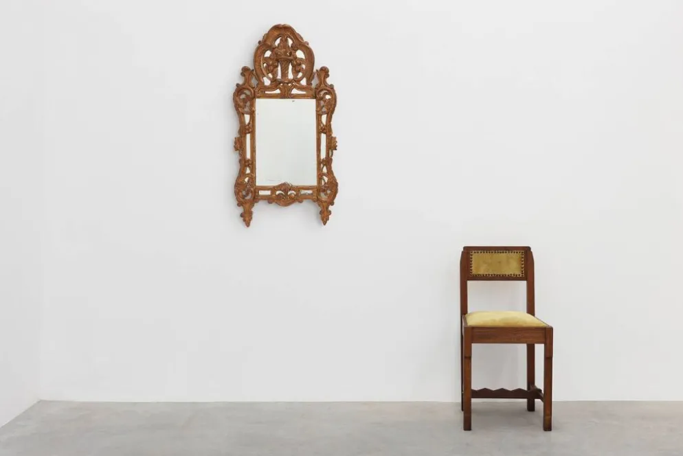 Miroir en bois doré sculpté de style Louis XV avec un fronton floral, France, 18ème siècle.