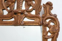 Miroir en bois doré sculpté de style Louis XV avec un fronton floral, France, 18ème siècle.
