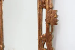 Miroir en bois doré sculpté de style Louis XV avec un fronton floral, France, 18ème siècle.