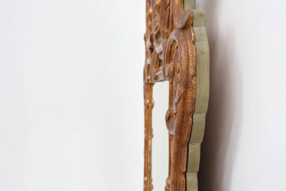 Miroir en bois doré sculpté de style Louis XV avec un fronton floral, France, 18ème siècle.