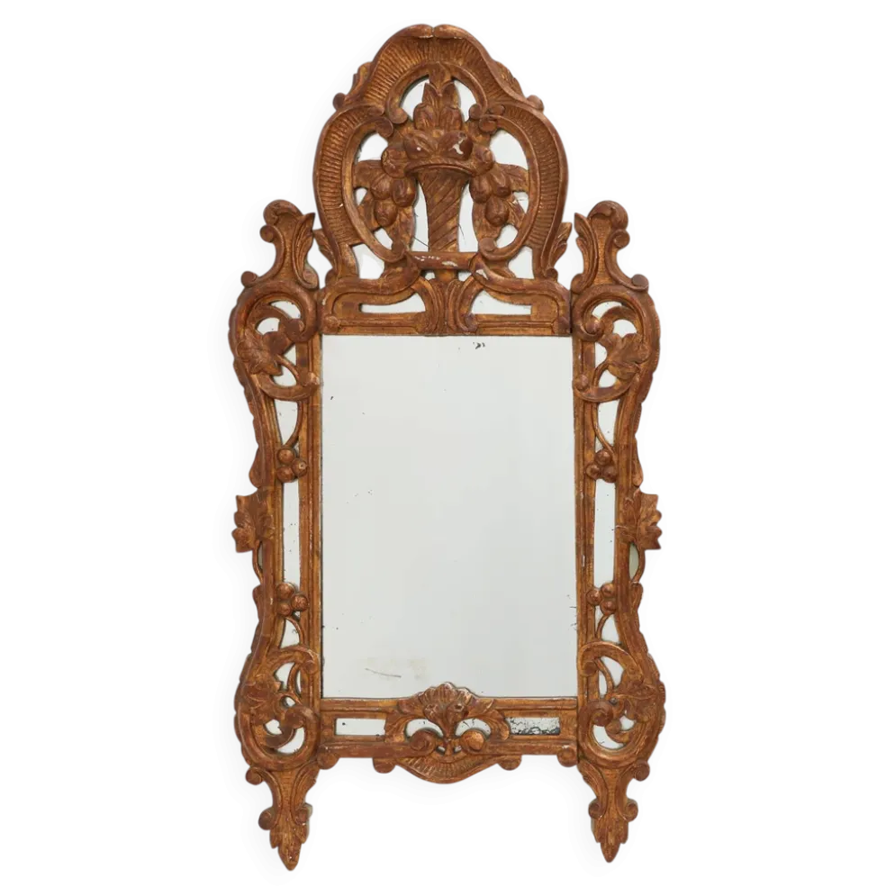 Miroir en bois doré sculpté de style Louis XV avec un fronton floral, France, 18ème siècle.